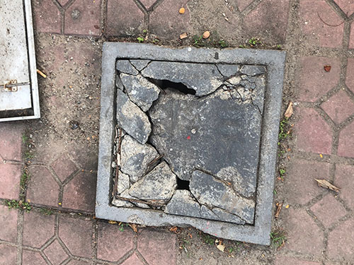公园破损的盖板