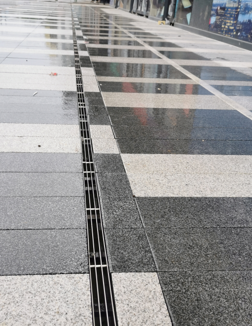 缝隙式成品排水沟广场实例