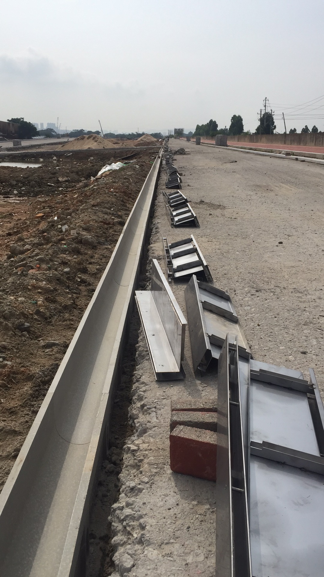 线性成品排水沟施工现场