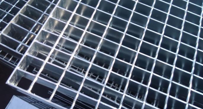 格栅盖板的固定方法